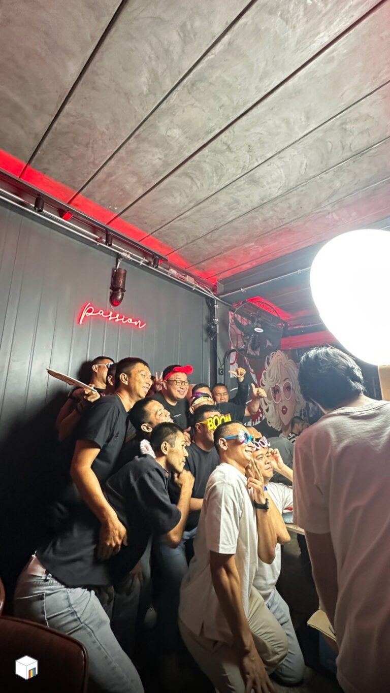 โฟโต้บูธ แขกถ่ายภาพหมู่กับโฟโต้บูธในงานเลี้ยง