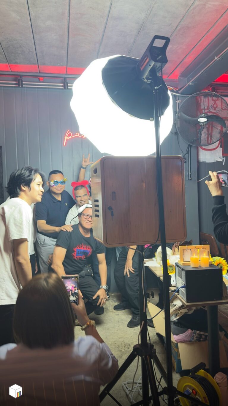 โฟโต้บูธ แขกถ่ายภาพหน้าตู้โฟโต้บูธไม้พร้อมไฟสตูดิโอ
