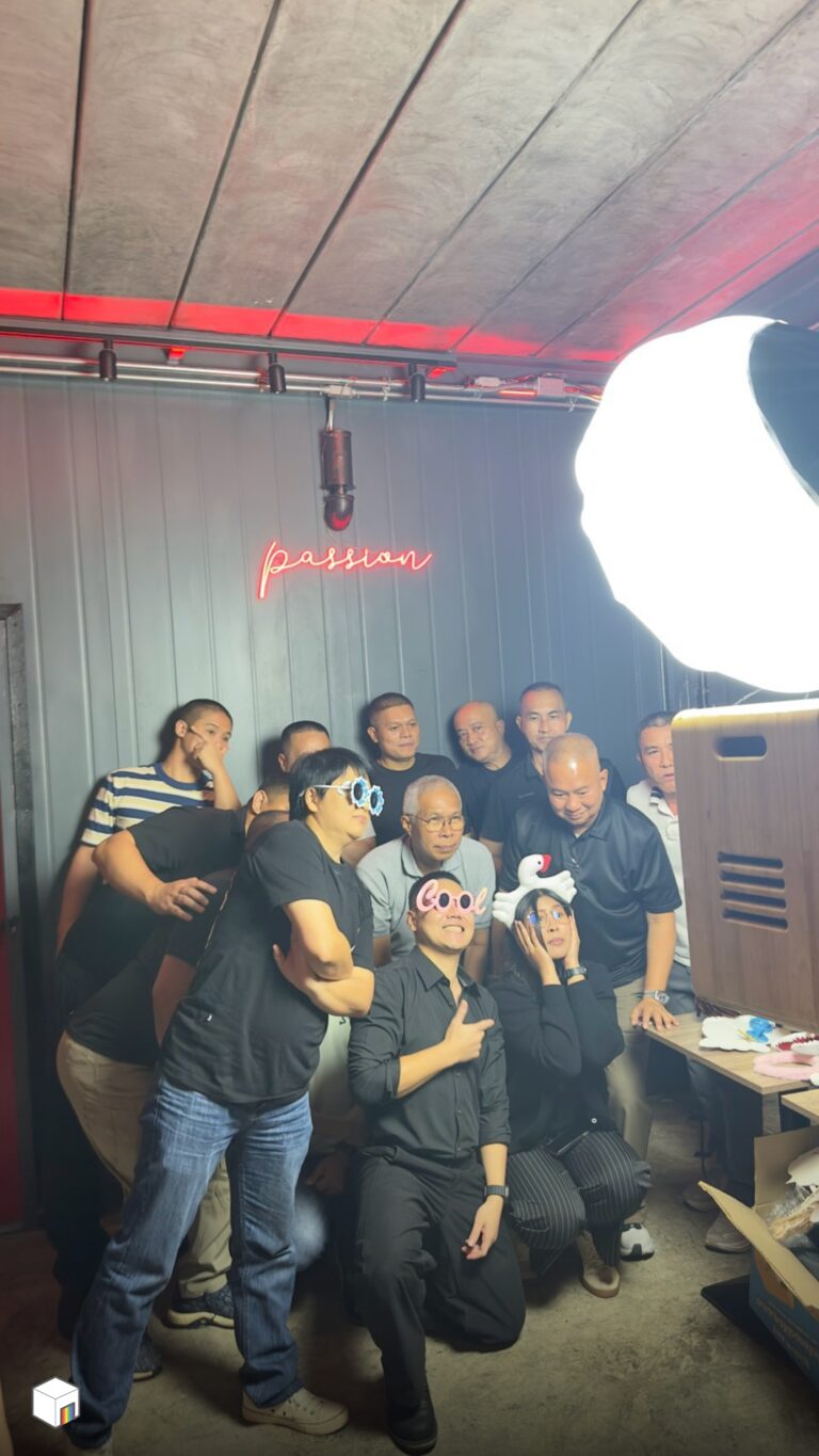 โฟโต้บูธ กลุ่มเพื่อนถ่ายภาพหมู่พร้อมพร็อพหน้ากากและแว่นตาแฟนซี