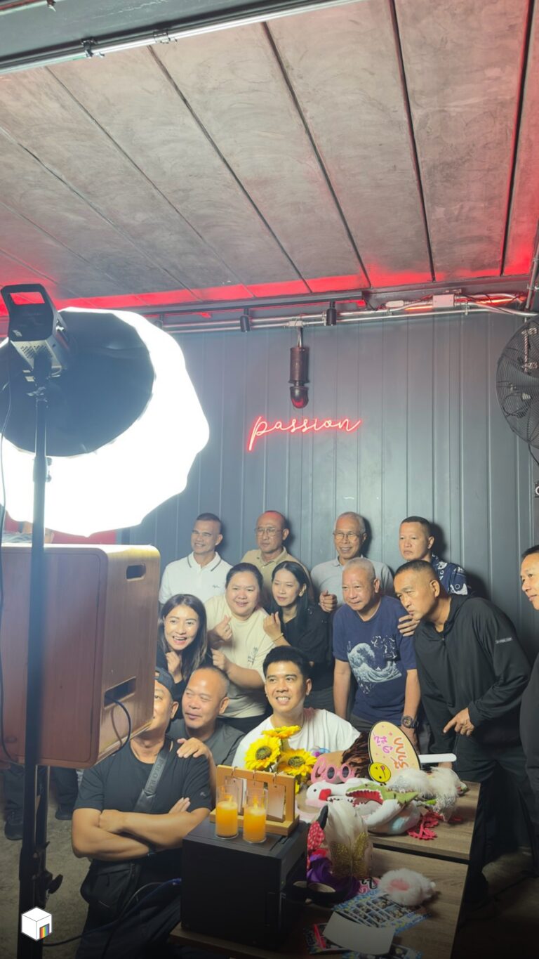 โฟโต้บูธ แขกรวมกลุ่มถ่ายโฟโต้บูธโดยมีไฟวงแหวนอยู่ด้านหน้า