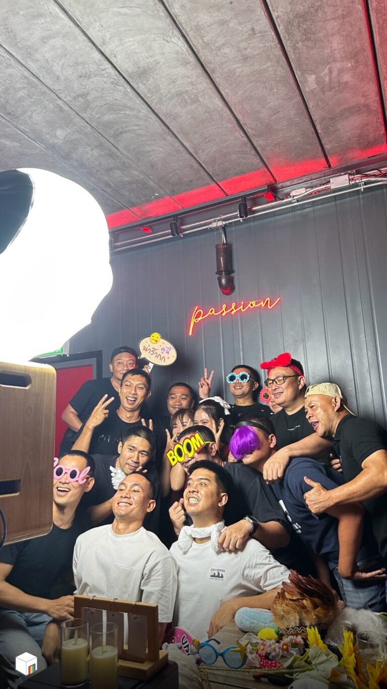 โฟโต้บูธ กลุ่มเพื่อนถ่ายโฟโต้บูธพร้อมแว่นตาและพร็อพแฟนซี