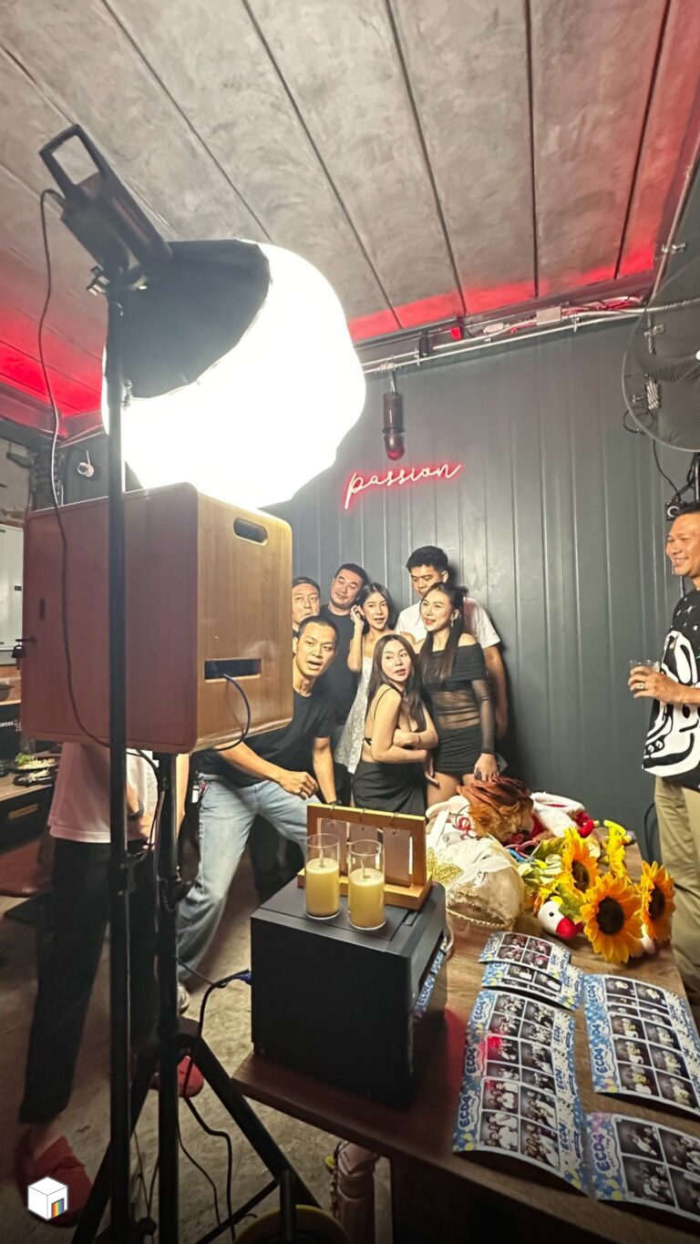 โฟโต้บูธ ตู้โฟโต้บูธไม้ข้างโต๊ะดอกทานตะวัน พร้อมแขกถ่ายภาพ