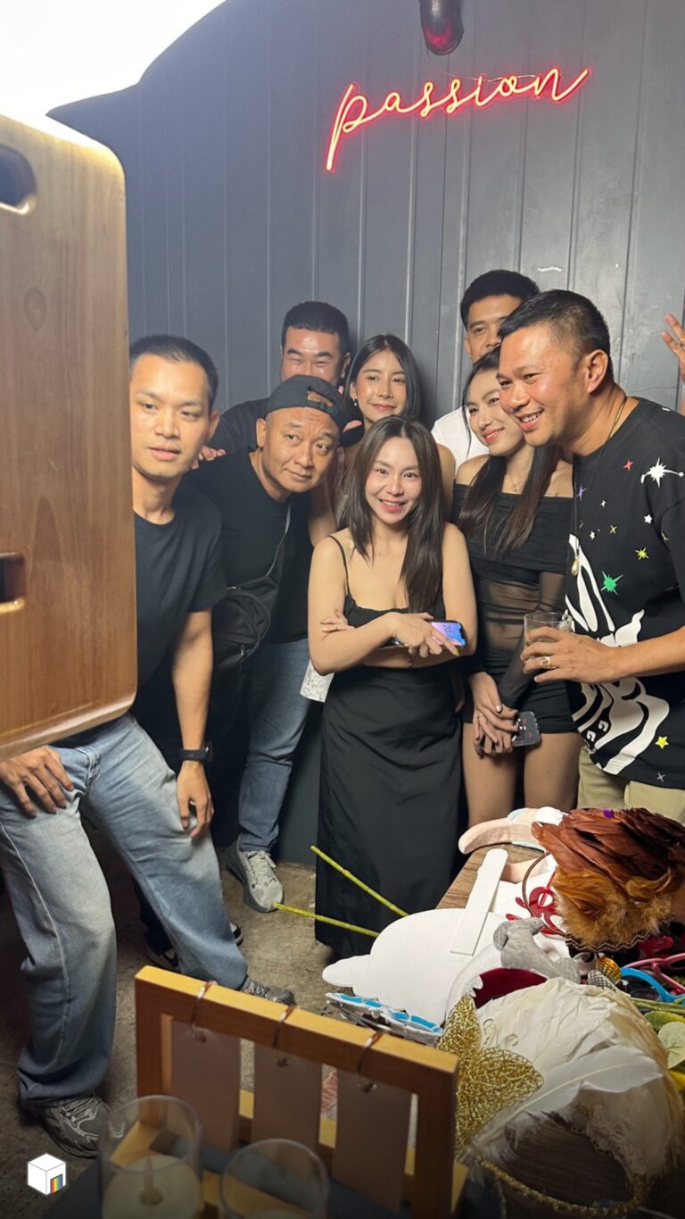โฟโต้บูธ กลุ่มเพื่อนยืนถ่ายภาพร่วมกันบริเวณมุมโฟโต้บูธ
