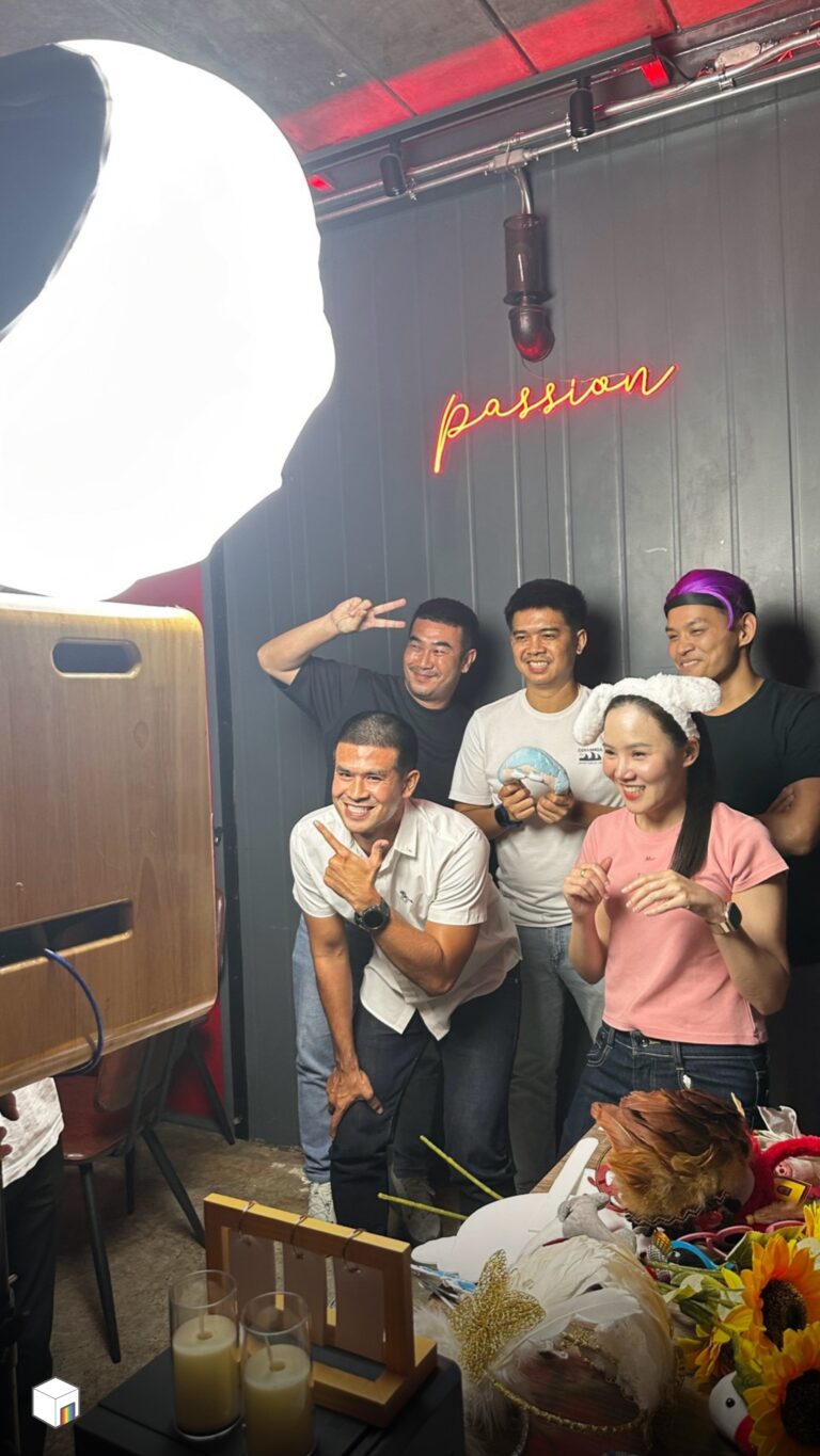 โฟโต้บูธ แขกโพสท่าสนุกสนานหน้าฉากโฟโต้บูธสีเทา